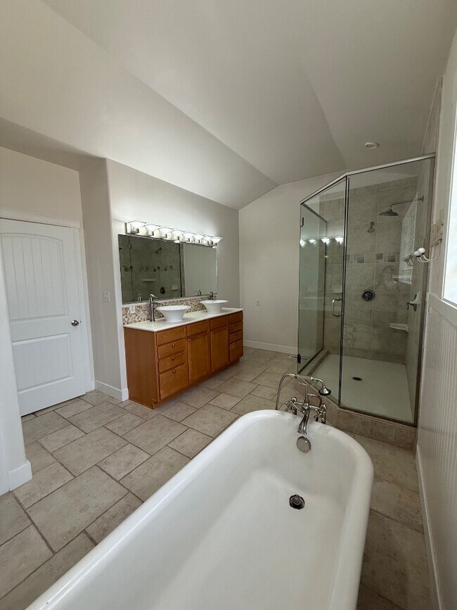 Building Photo - 2630 New Orchard Ct