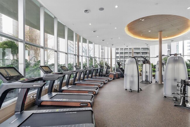 Building Photo - 700 NE 24th St