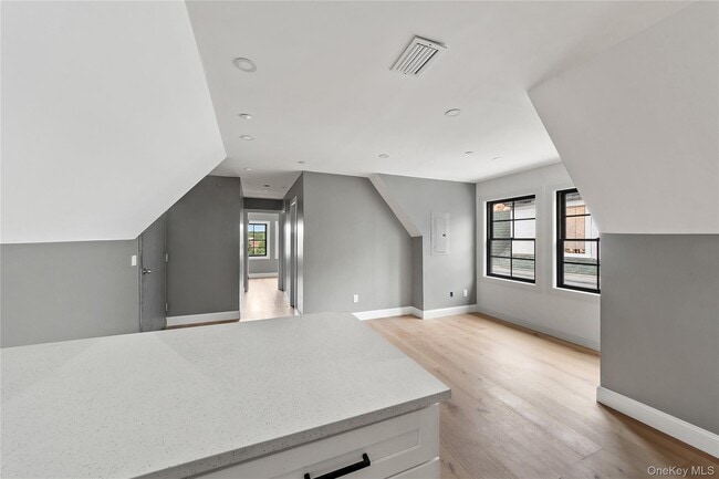 Building Photo - 356 S Tenth Ave