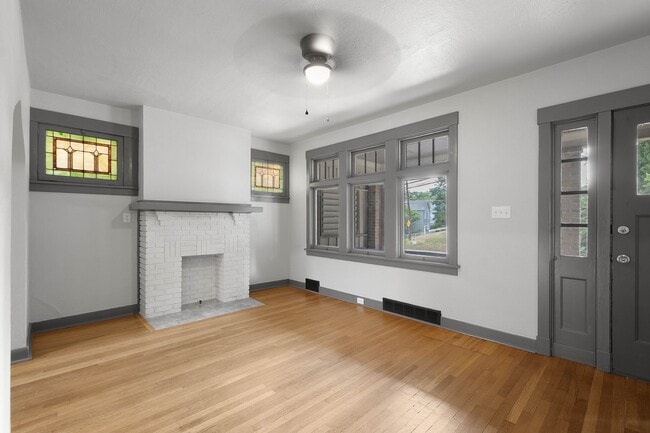 Building Photo - Stunning 3 bedroom home in Pittsburgh avai...