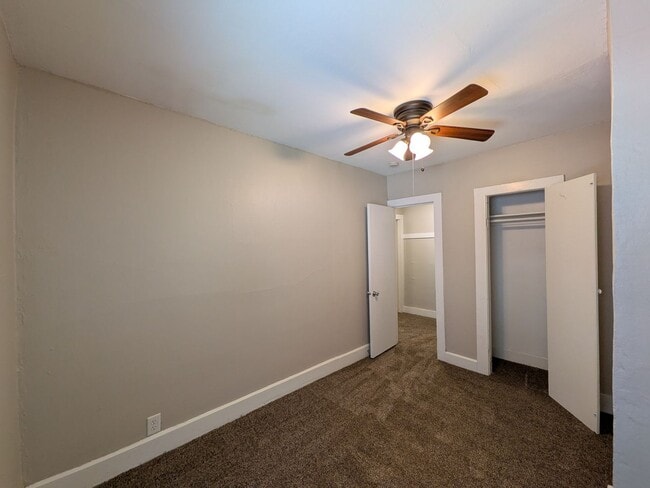 Building Photo - 3 Bedroom Home with detached garage and partially fenced yard, pet friendly!