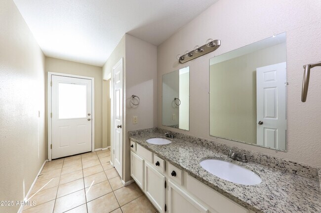Building Photo - 6202 W Sunnyside Dr