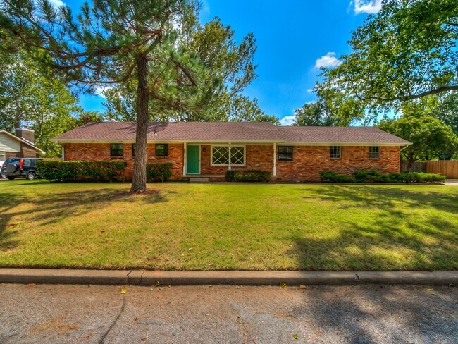Building Photo - PRELEASING for Early Aug 2027! Updated (3) Bed, (2) Bath + Additional Living Area!