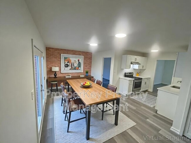 Building Photo - 246 Pinetree Cir