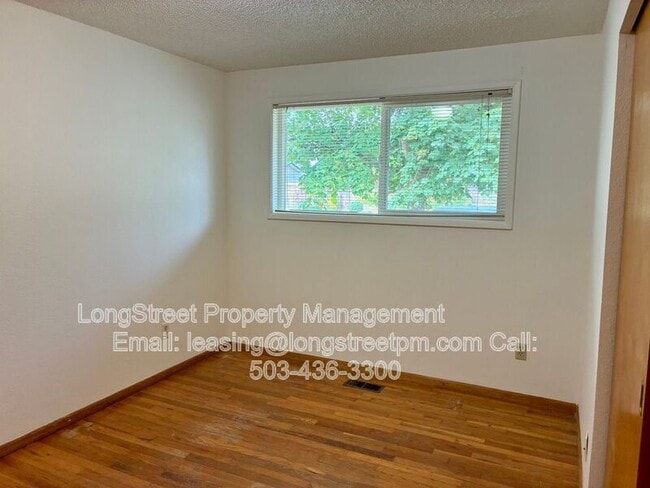 Building Photo - 310 NE Cambridge Cir