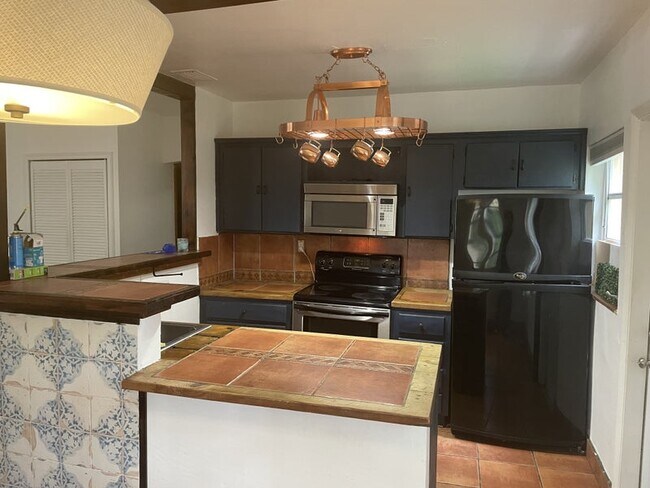 Building Photo - 600 Minola Dr