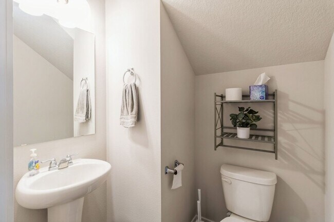Building Photo - PRIVATE POOL & CLUBHOUSE!! 3 Bedroom, 2.5 Bathroom Townhome in Ankeny!