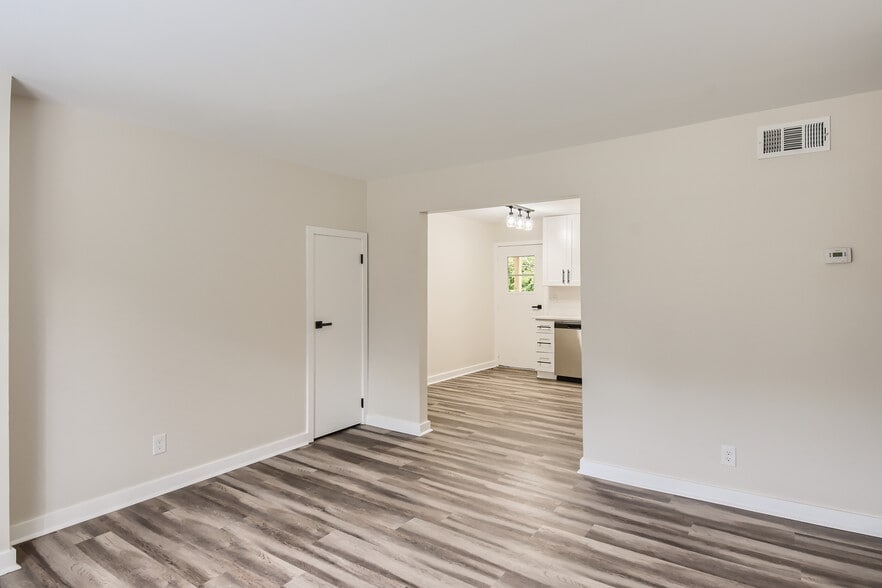 Building Photo - Room in Apartment on Cleveland St