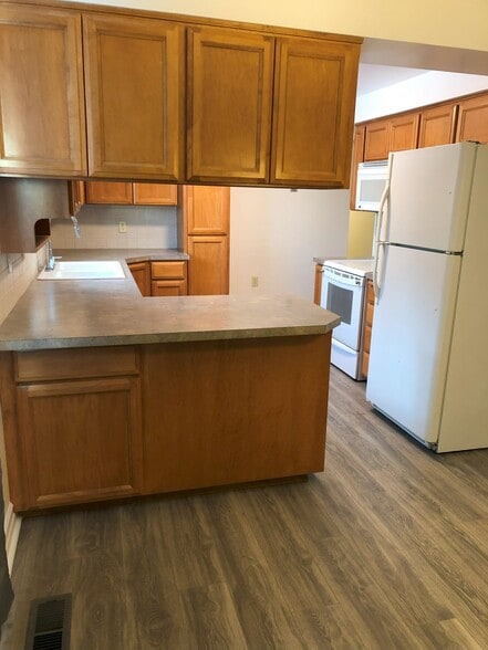 Building Photo - 516 E Wedgewood Ave