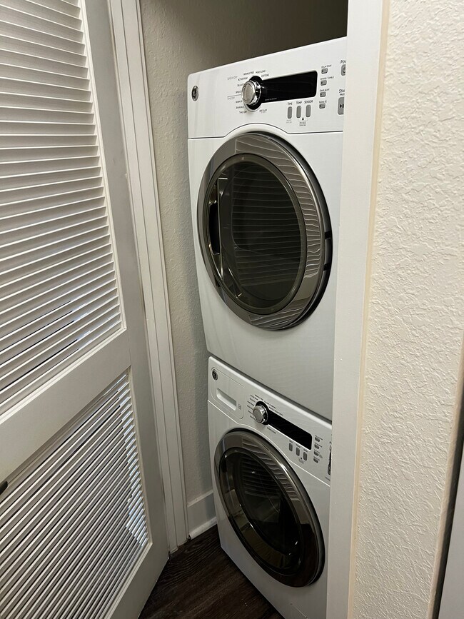 Building Photo - 520 NE 26th St