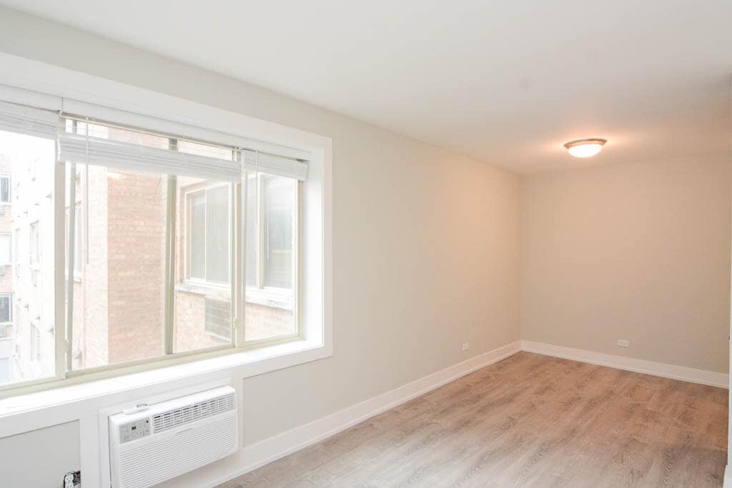 Building Photo - 447 W Surf St