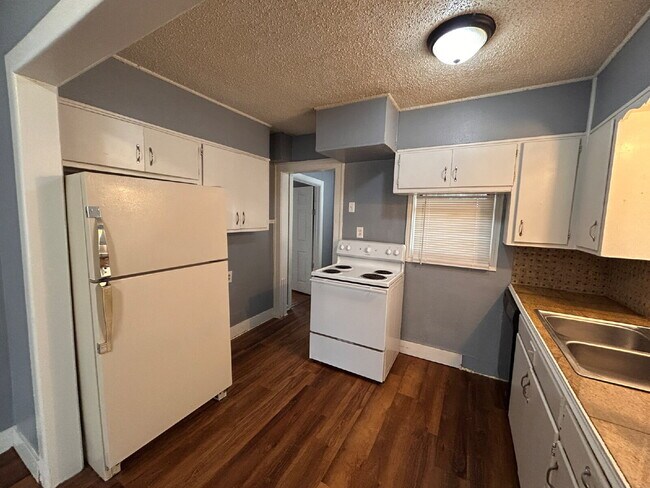 Building Photo - 3 bedroom 2 bathrooms
