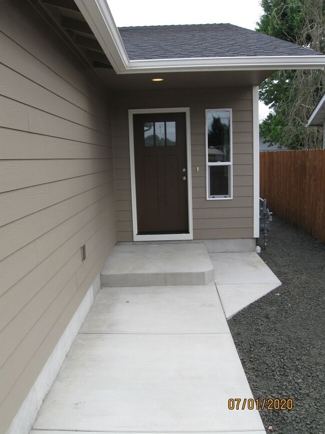 Building Photo - Must See 3 Bedroom with Fenced Yard!