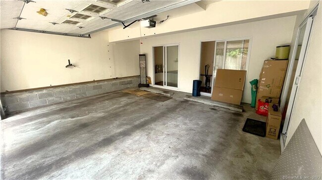 Building Photo - 35 Maple Tree Ave