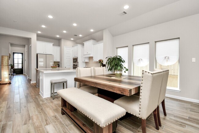 Building Photo - 5043 Morrison Dr