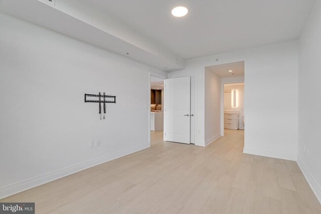 Building Photo - 8220 Crestwood Heights Dr