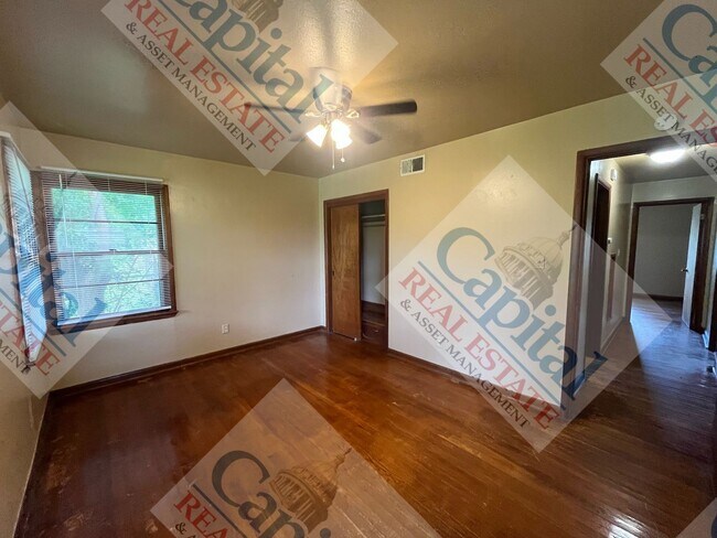Building Photo - Charming 3 Bedroom