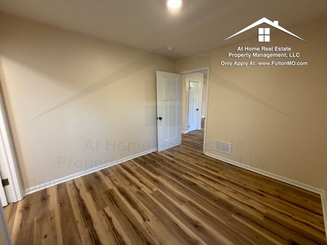 Building Photo - 703 W 7th St