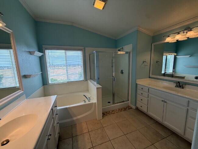 Building Photo - Gorgeous 5 Bedroom, 3 Bathroom Home With a Pool in perfect Tracy Location
