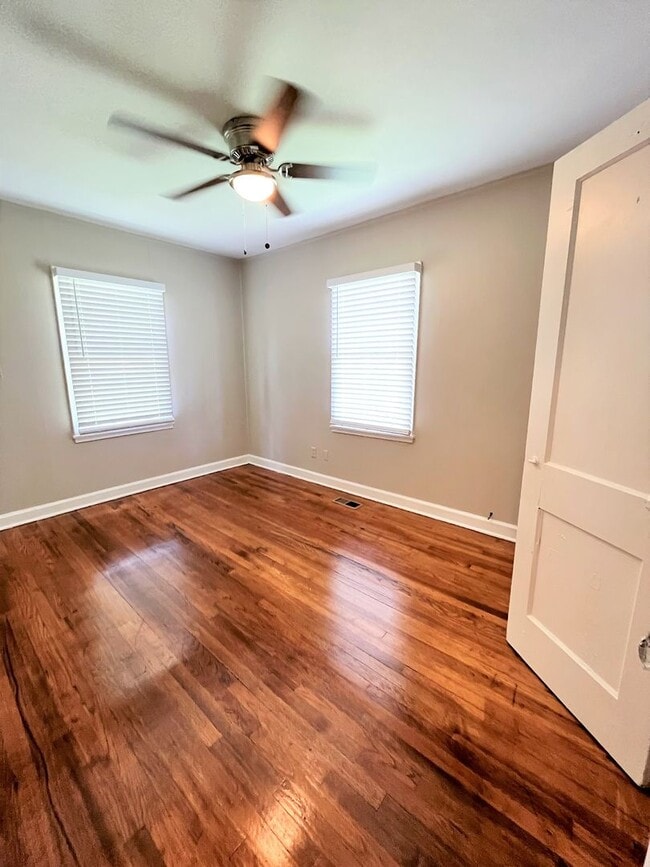 Building Photo - 204 SE Lakewood Dr