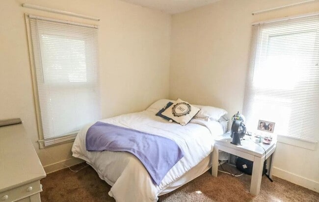 Building Photo - Prime Location 4 Bed Duplex