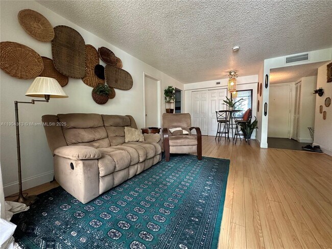 Building Photo - 1720 NW N River Dr