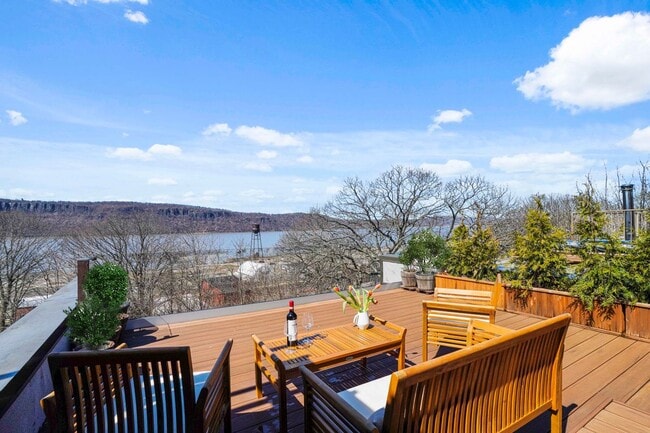 Building Photo - 493 Warburton Ave