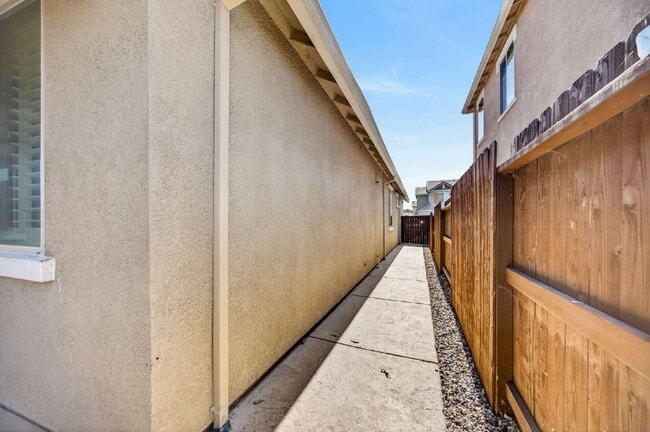 Building Photo - Charming 3-Bedroom Haven in Elk Grove with 2 Full Baths and 1603 Sq Ft of Comfort!