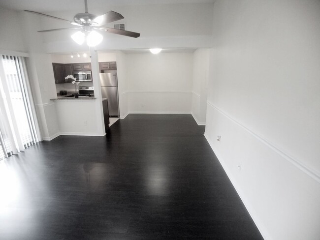 Building Photo - Beautiful second floor 1/1 Condo x Rent @ ...