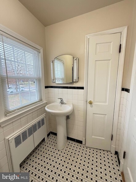 Building Photo - 118 St Marys Ave