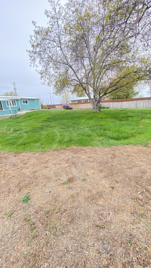 Building Photo - Great Little Home Out Of Town With Lots To...