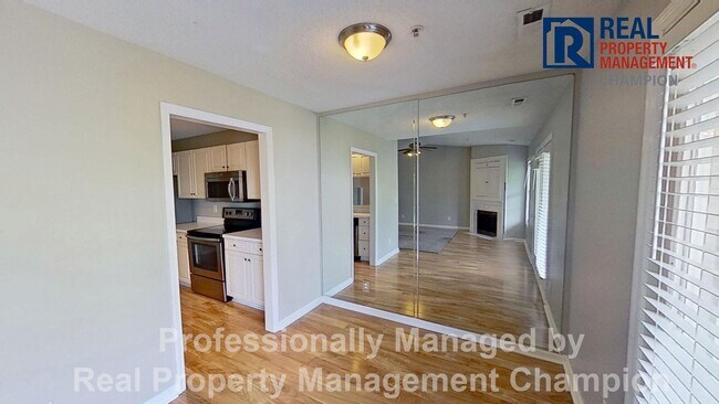 Building Photo - Spacious Upper Level Condo w/Open Floorplan and Split Bedrooms