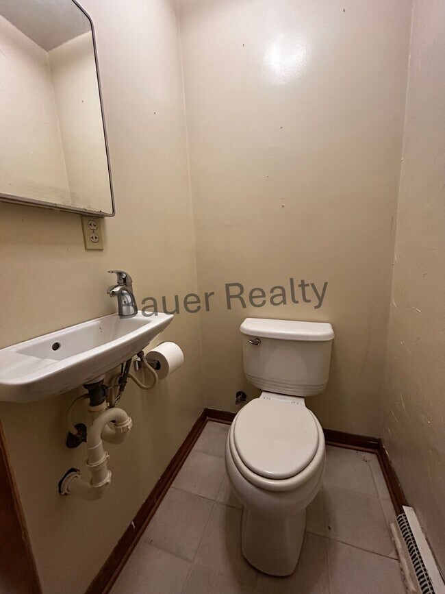 Building Photo - Three Bedroom, Crestview Local Schools