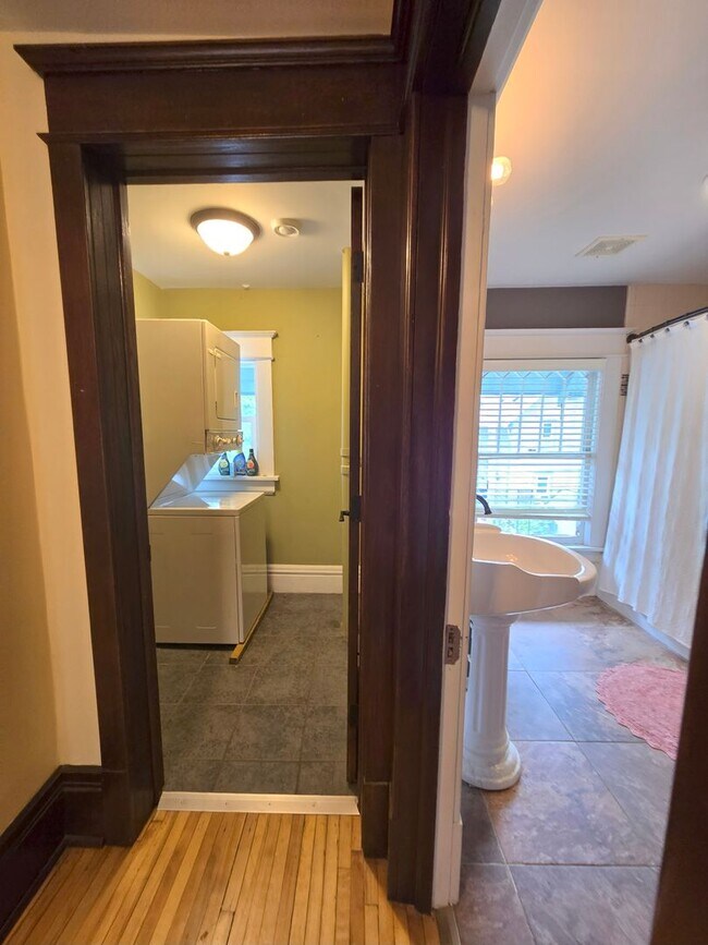 Building Photo - SINGLE FAMILY HOME! Great Location! Laundry, Wood Floors and Parking!
