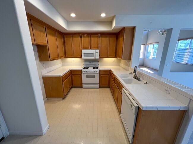 Building Photo - 4 Bedroom, 3 Bathroom Home in Heron Bay, S...