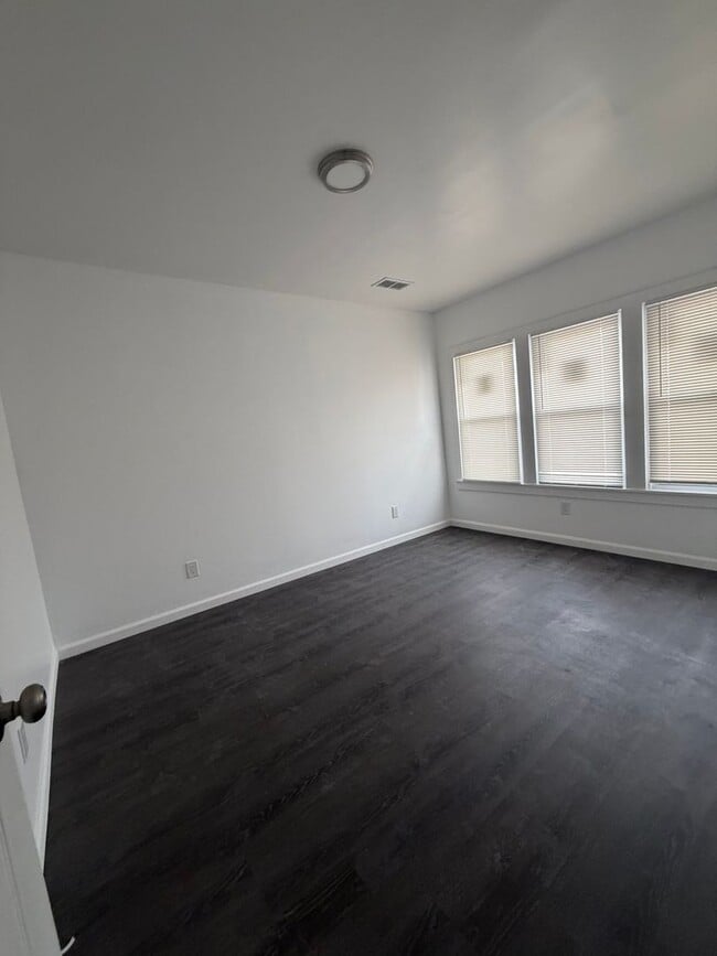 Building Photo - 3 Bedroom 2 bath duplex