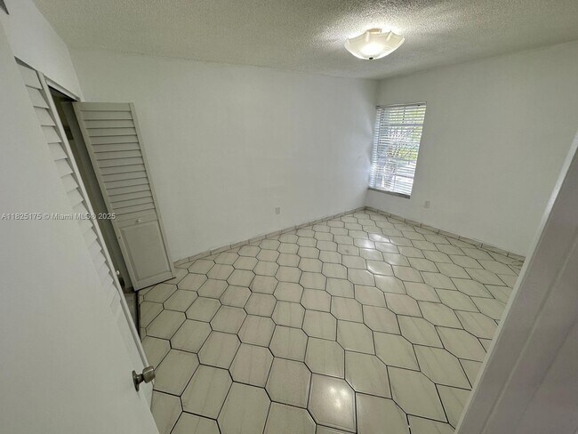 Building Photo - 820 Salzedo St