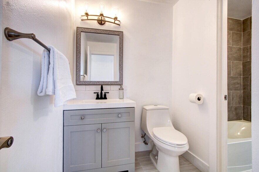 Building Photo - 6911 W 87th Way