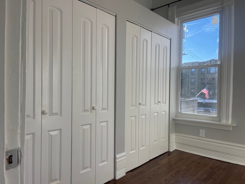 Building Photo - 3214 W Division St