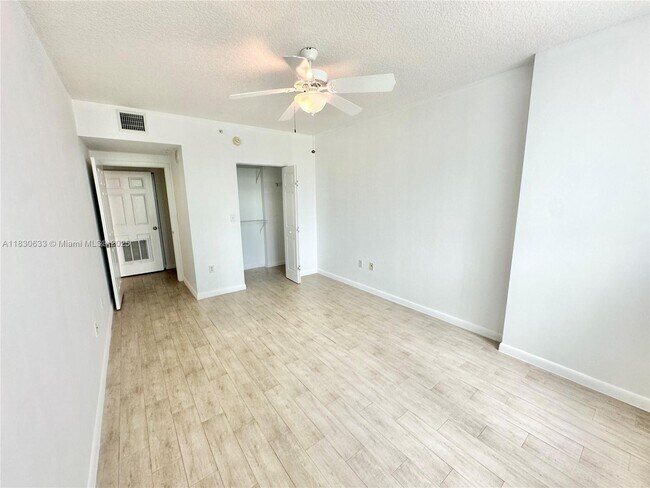 Building Photo - 2000 N Bayshore Dr