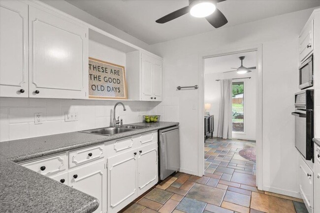 Building Photo - 9503 Castlewood Dr