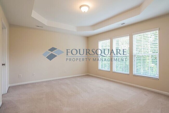 Building Photo - Spacious 3- Bed Townhome  With Back Patio ...