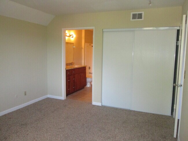 Building Photo - 2 Bedroom Condo in Mission Valley