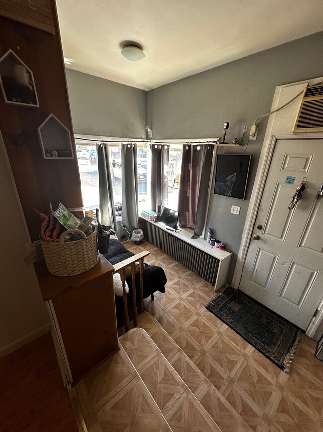 Primary Photo - 1126 N Olden Ave