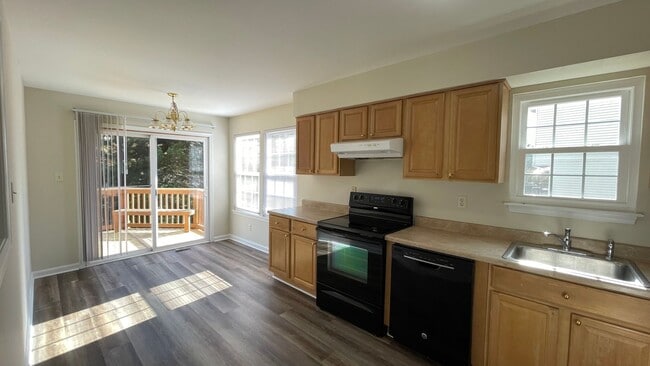 Building Photo - End Unit Townhouse in North Stafford