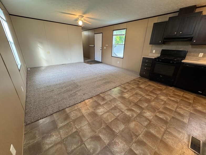 Building Photo - 48580 Pineview Dr