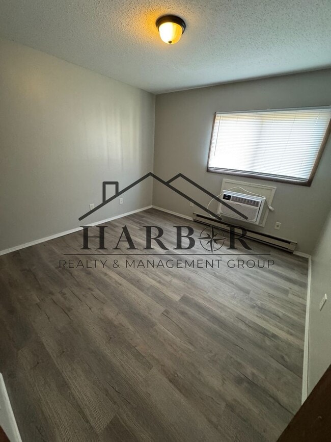 Building Photo - Renovated 1 Bedroom 1 Bath - SPECIAL: Firs...