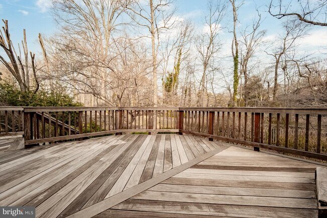 Building Photo - 8815 Surrey Ct