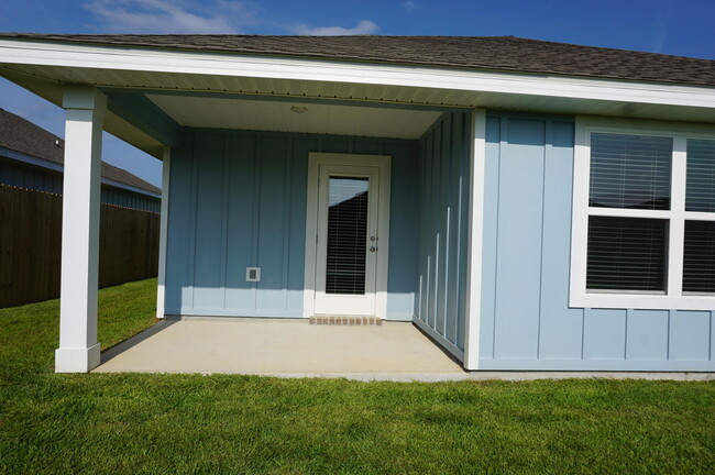 Building Photo - 209 Laurel Hl St
