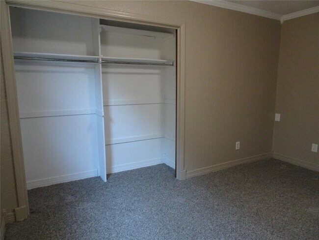 Building Photo - 600 Oak Creek Dr